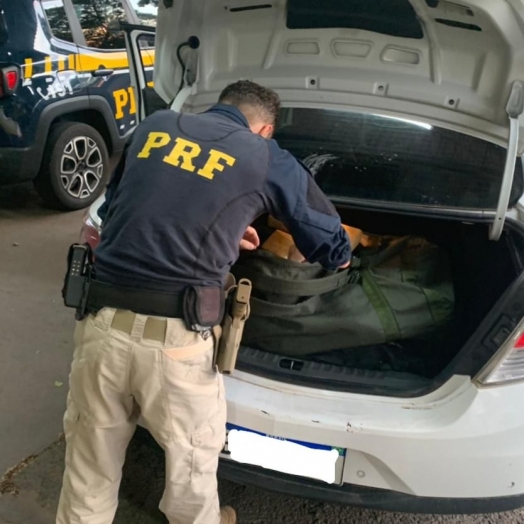 Em Céu Azul, PRF prende três pessoas e apreende 100 kg de maconha em automóvel