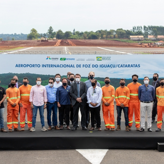 Em dia de leilão de aeroportos, obras da pista de pouso do Aeroporto de Foz do Iguaçu são entregues