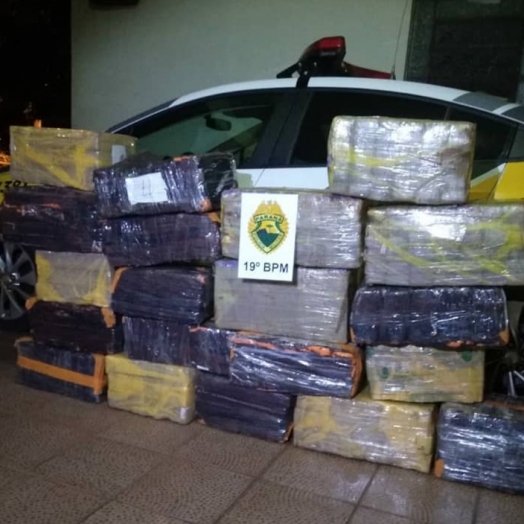 Em fuga da PM, carro carregado com 300 kg de maconha se envolve em acidente em Guaíra