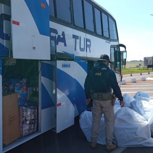 Em Santa Terezinha de Itaipu (PR), PRF encontra mais de mil smartphones dentro de fundo falso em ônibus de turismo