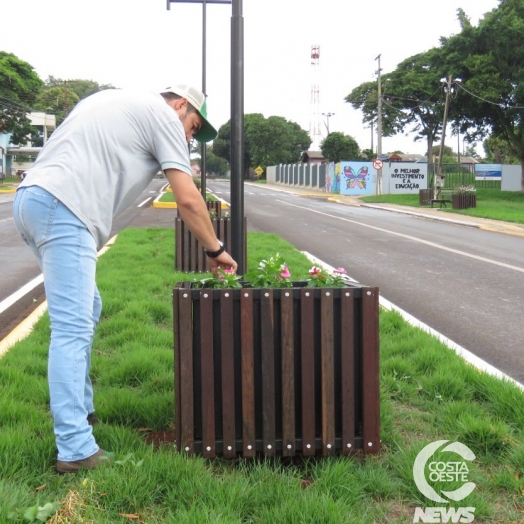 Empresário do distrito de Moreninha adquire flores e faz a ornamentação das novas floreiras