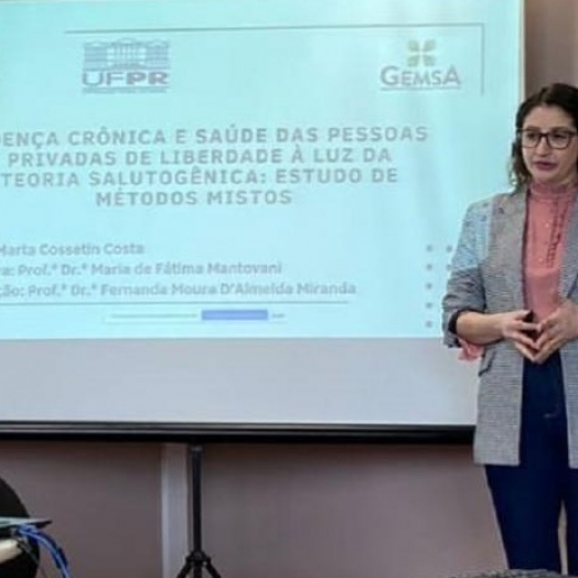 Enfermeira da Polícia Penal recebe prêmio de excelência acadêmica pela Universidade Federal do Paraná