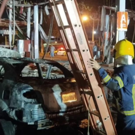 Erro ao abastecer carro causa incêndio em posto de combustível, em Foz do Iguaçu