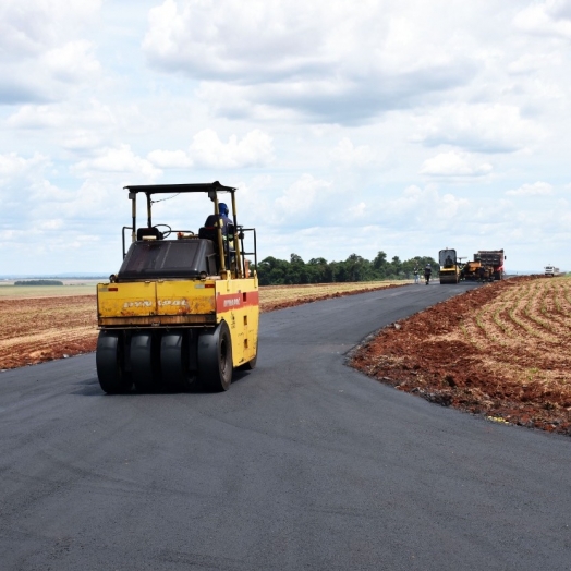 Estrada de acesso à Vila Rural começa a receber a aplicação de massa asfáltica