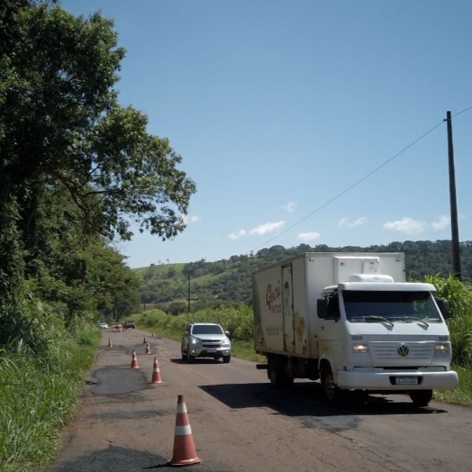 Estrada do Distrito de São Jorge recebe serviço de tapa buraco