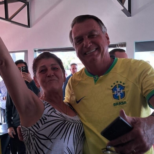 Ex-presidente Jair Bolsonaro para em Santa Helena para tomar café