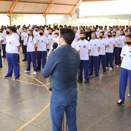 Executivo participa de entrega de uniformes em escolas cívico-militares de Guaíra