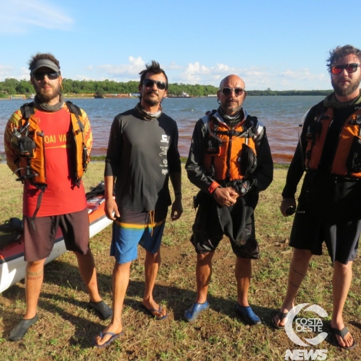 Expedicionários passam por Santa Helena com propósito de percorrerem 830 Km sobre o Rio Paraná