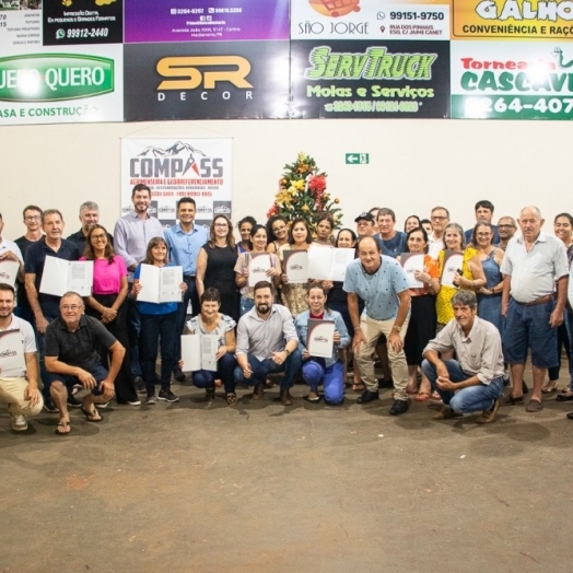 Famílias recebem Escritura Definitiva de terrenos em Medianeira