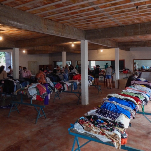 Feirão de Roupas Usadas no Distrito do Portão Ocoí atraiu um grande público  em Missal