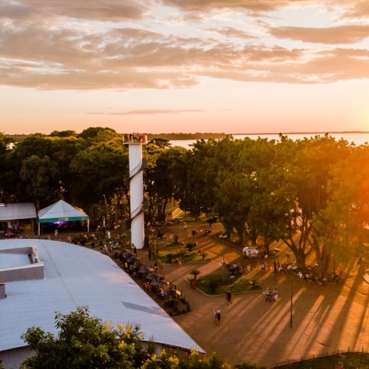 Festival de Verão deve atrair milhares de visitantes na praia de Santa Terezinha de Itaipu nos próximos finais de semana