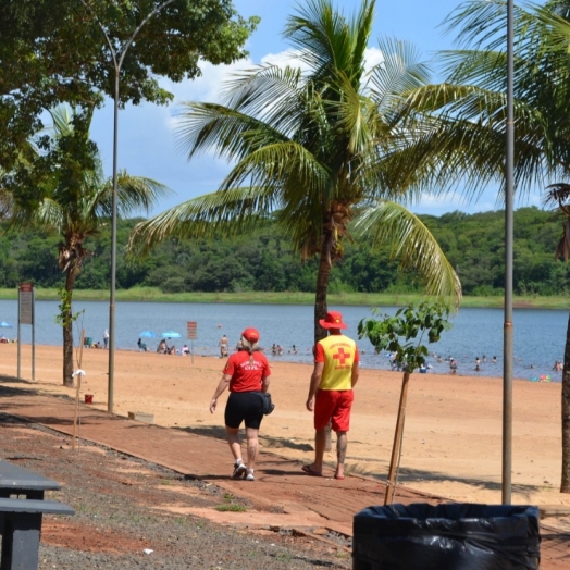 Fiscalização intensa do Corpo de Bombeiros leva tranquilidade e segurança às praias de água doce da Costa Oeste