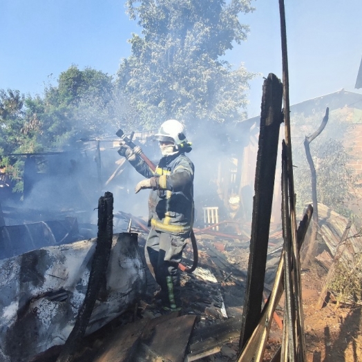 Fogo consome cinco residências em área verde de São Miguel do Iguaçu