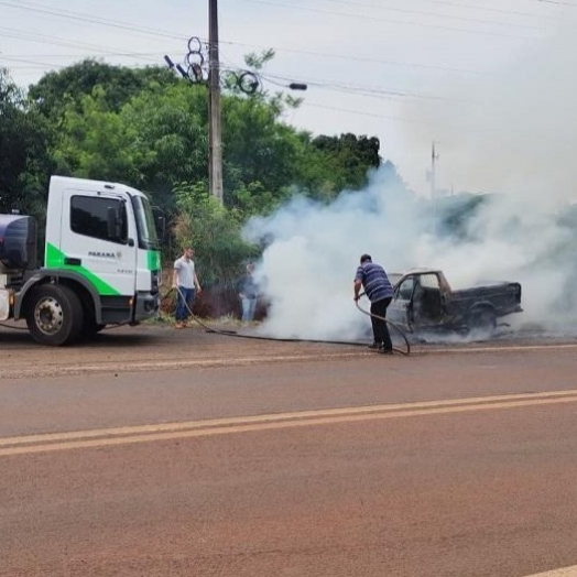 Ford Pampa é destruída em incêndio em Missal