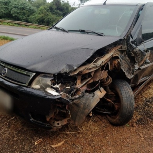 Forte batida entre carros é registrada na BR-163 em Mercedes