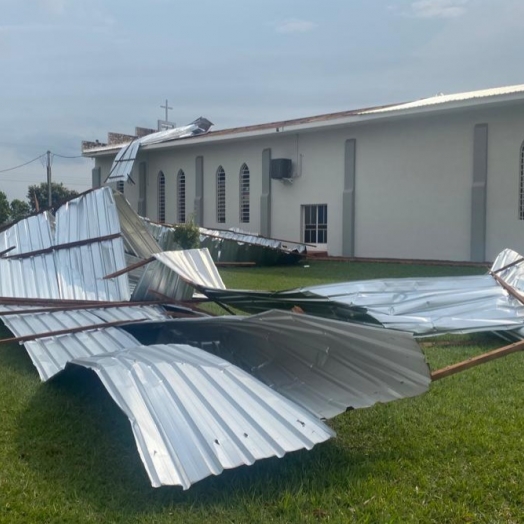 Fortes ventos arrancam parte de cobertura de igreja em Santa Helena