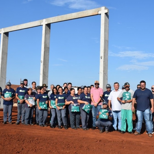 Governo Municipal repassa uniformes novos para os agentes da AMAR em visita às obras da  nova UVR