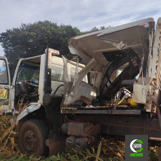 Grave acidente envolvendo caminhões é registrado na PR 495, em Santa Helena