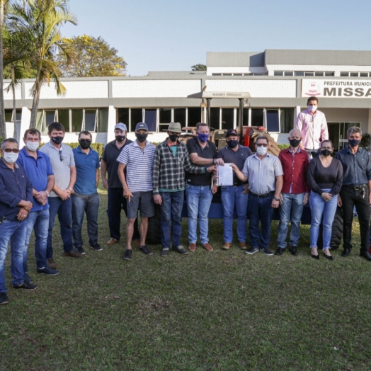 Grupo de Agricultores de Boa Esperança recebe Distribuidor de Calcário em cessão de uso em Missal