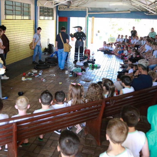 Grupo de Voluntários apresenta Teatro sobre a dengue nas escolas na rede municipal em Missal