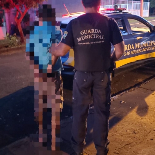 Guarda Municipal conduz homem por posse de droga em frente a escola