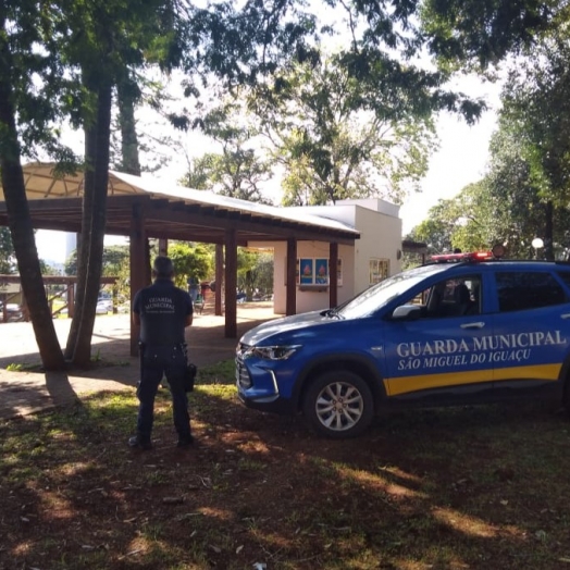 Guarda Municipal de São Miguel do Iguaçu conduz jovem por posse de droga em praça pública