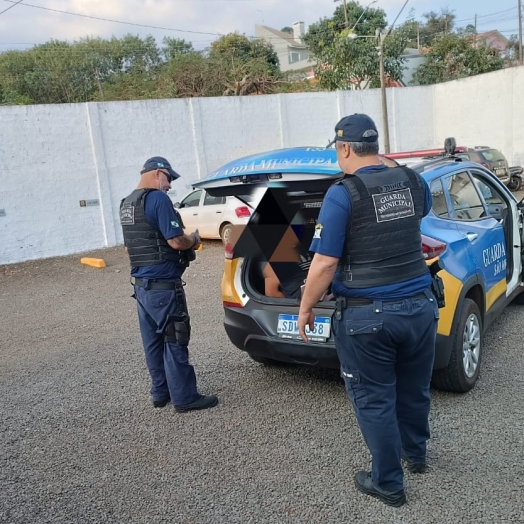 Homem é detido pela guarda municipal após quebrar e danificar vários túmulos no cemitério central