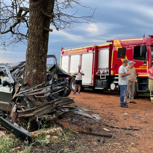 Homem morre ao bater carro violentamente na PR-495, em Medianeira