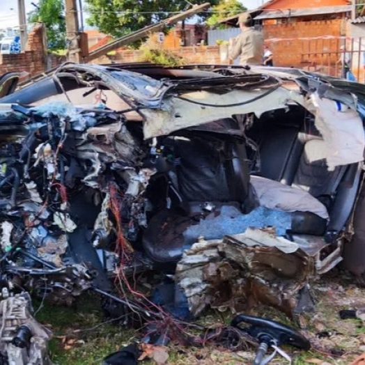 Homem morre após ser ejetado de veículo em batida violenta no Paraná; carro ficou destruído