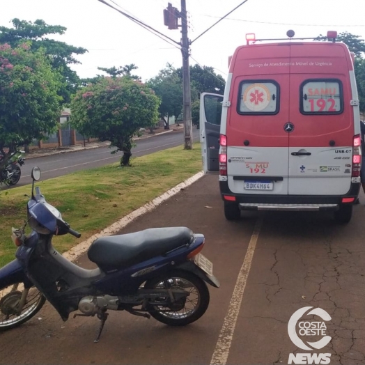 Idoso fica ferido ao colidir Biz contra veículo estacionado, em Santa Helena