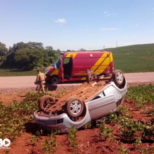 Veículo capota na PR 317, em Ouro Verde do Oeste