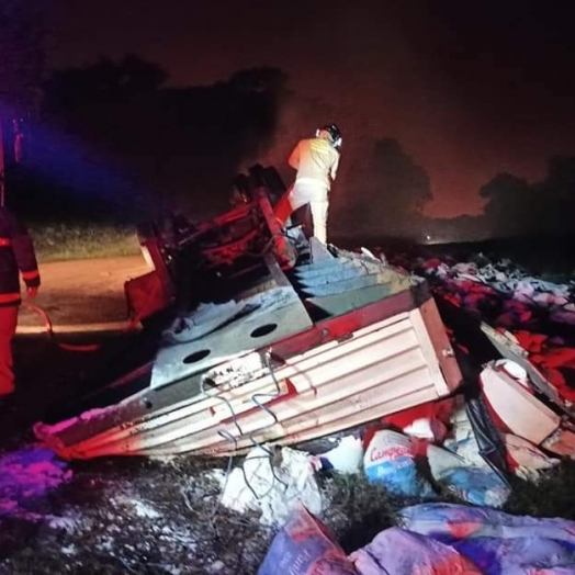 Impressionante: motorista sai ileso ao tombar carreta entre Santa Helena e Diamante D