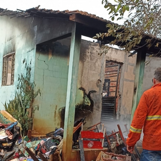 Incêndio destrói casa em Itaipulândia e deixa família desabrigada