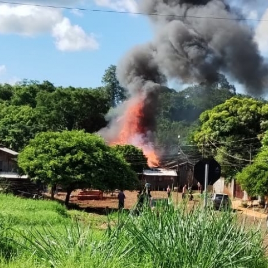 Incêndio destrói residência no bairro Jardim Social em São Miguel do Iguaçu