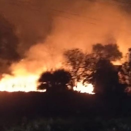 Incêndio mobiliza Corpo de Bombeiros no Distrito de Aurora do Iguaçu