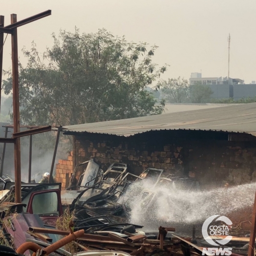 Incêndio em Ferro-Velho Mobiliza Bombeiros em São Miguel do Iguaçu