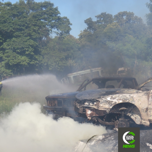 Incêndio em ferro velho mobiliza Bombeiros no interior de Santa Helena