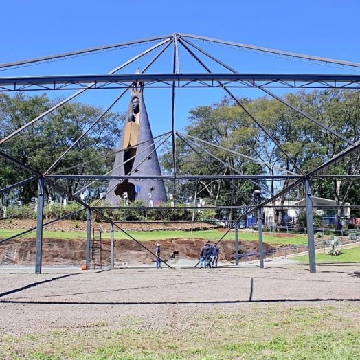 Iniciada montagem da estrutura para a Semana da Padroeira em Itaipulândia