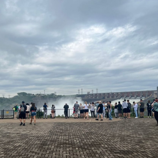 Itaipu Binacional: Turistas se encantam com vertedouro aberto