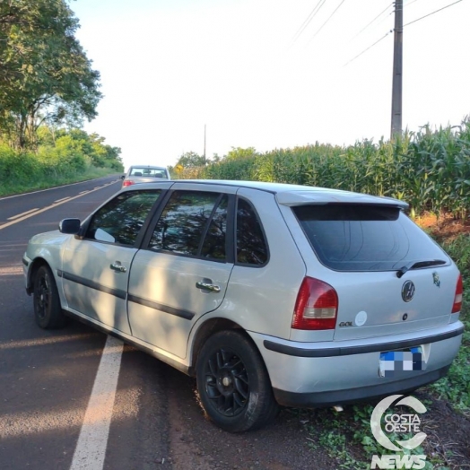 Jovens são flagrados dormindo em veículo sobre a rodovia em Missal