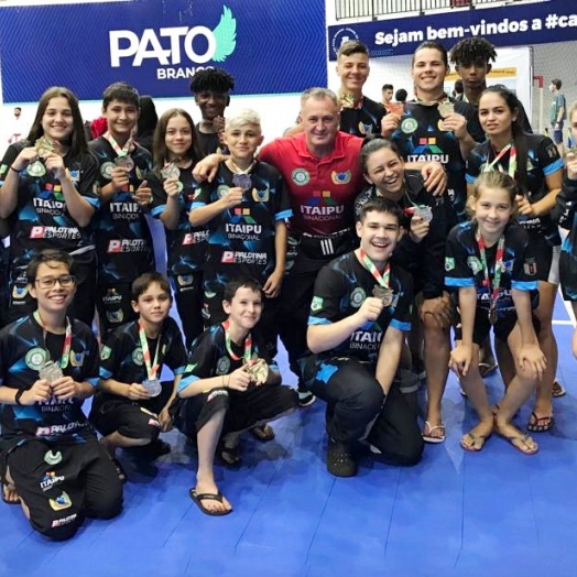 Karatê de São Miguel conquista 25 medalhas no Paranaense disputado em Pato Branco