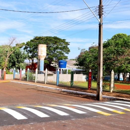 Lombada elevada é colocada em frente à Escola Rondônia em Itaipulândia