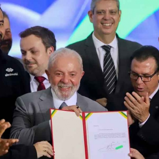 Lula assina projeto que regula atividade de motoristas de aplicativo