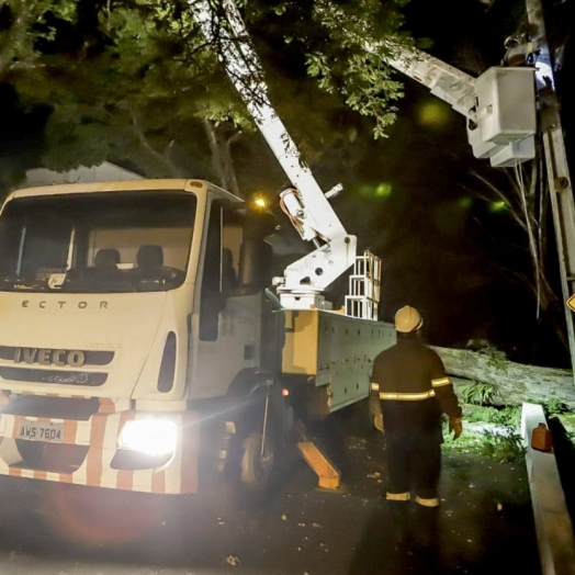 Mais de 900 profissionais da Copel estão atuando para restabelecer a energia nos municípios afetados pela chuva