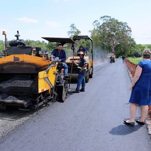 Mais uma estrada municipal recebe pavimentação asfáltica em Itaipulândia