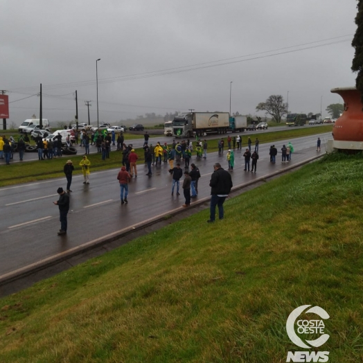 Manifestantes bloqueiam BR-277, em Medianeira