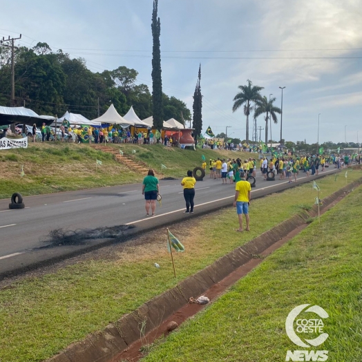 Manifestantes bloqueiam parcialmente a BR-277, em Medianeira, neste domingo (20)