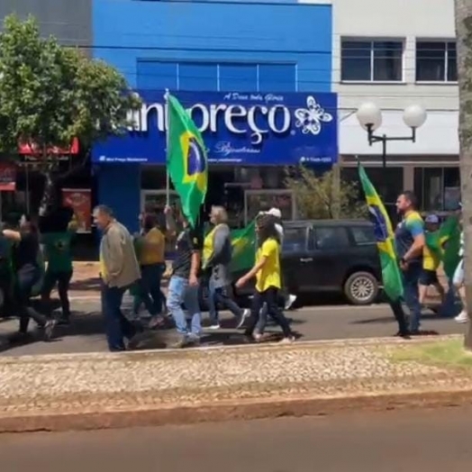 Manifestantes fazem passeata no centro de Medianeira