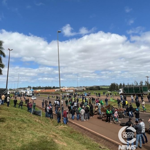 Manifestantes seguem com bloqueio na BR-277, em Medianeira