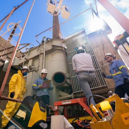 Manutenção da Itaipu substitui equipamentos de alta tensão em funcionamento há 40 anos